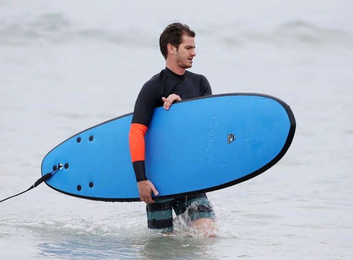 Andrew Garfield hace surf por una buena causa