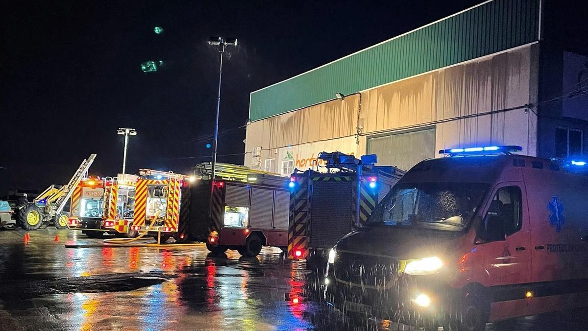 Varios camiones de bomberos y una ambulancia junto a Hortonature, la empresa cuya nave industrial se ha incendiado.