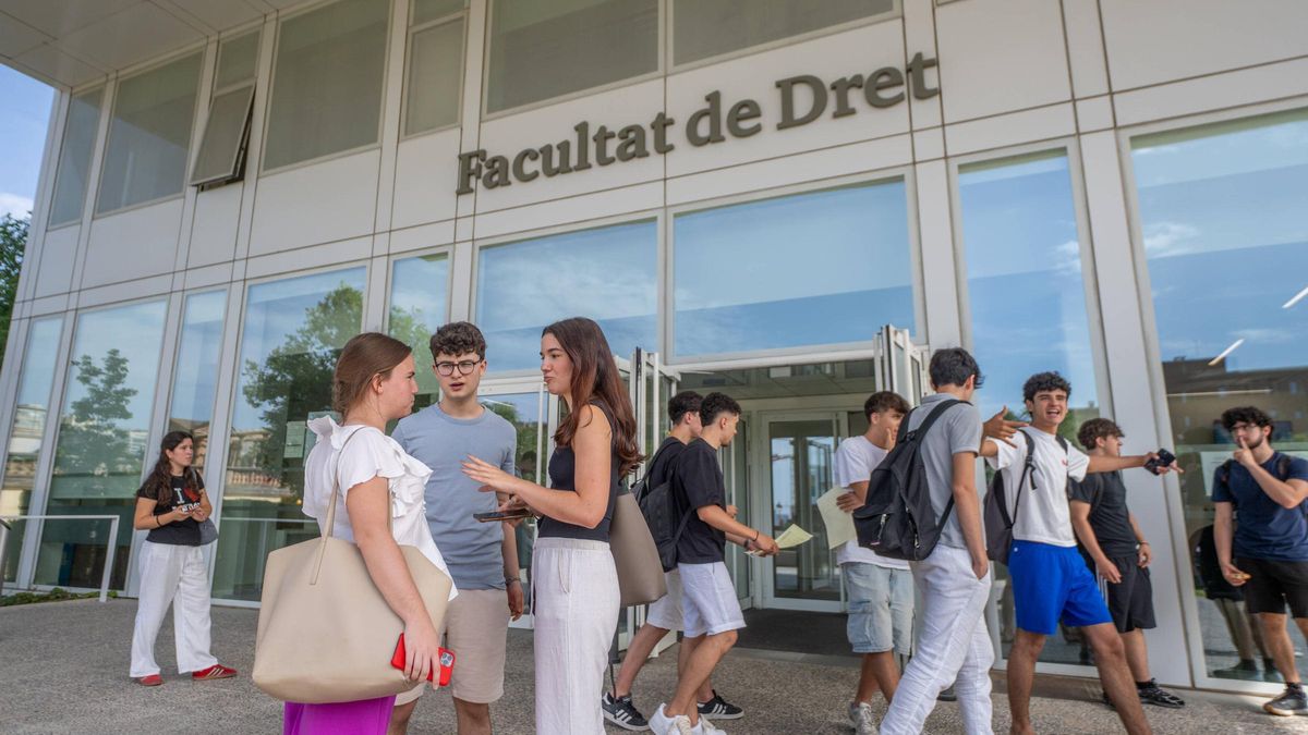 Ambiente en la selectividad 2025 en la facultad de Derecho de la Universitat de Barcelona.