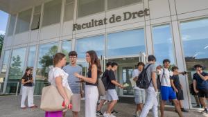 Ambiente en la selectividad 2025 en la facultad de Derecho de la Universitat de Barcelona.