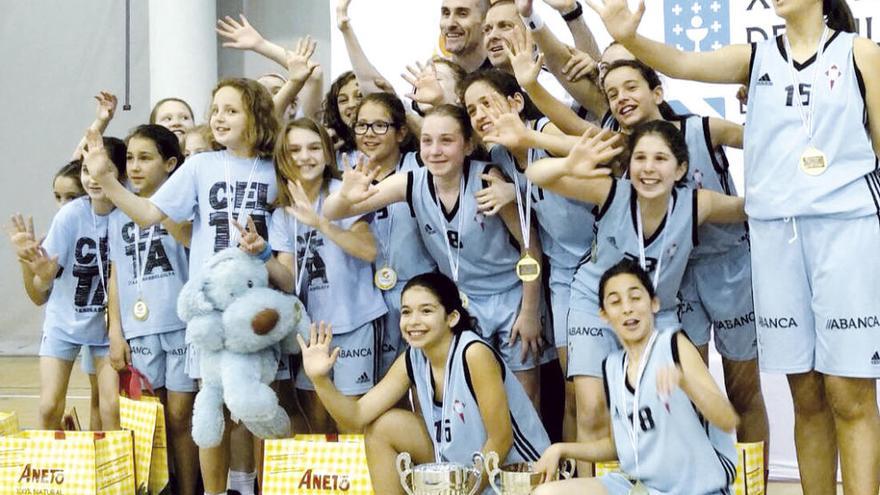 Las jugadoras del equipo celeste, con sus trofeos.