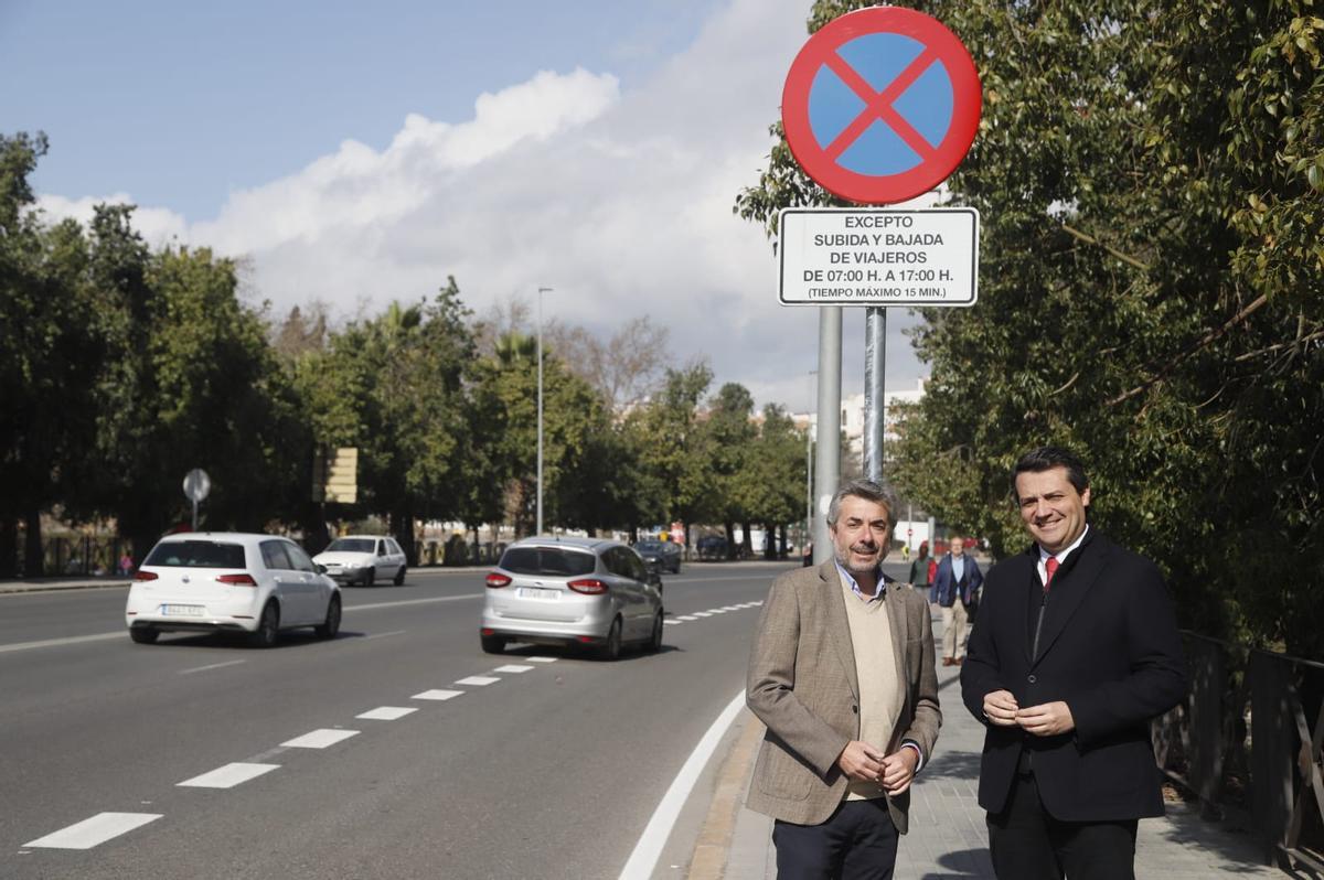 El alcalde, José María Bellido, y el delegado de Movilidad, Miguel Ángel Torrico, delante de la nueva zona de aparcamiento en la avenida del Corregidor