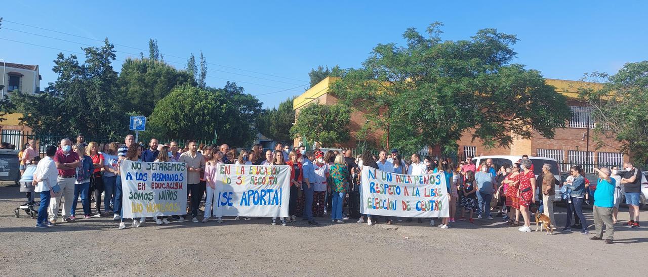 Concentración a las puertas del colegio.