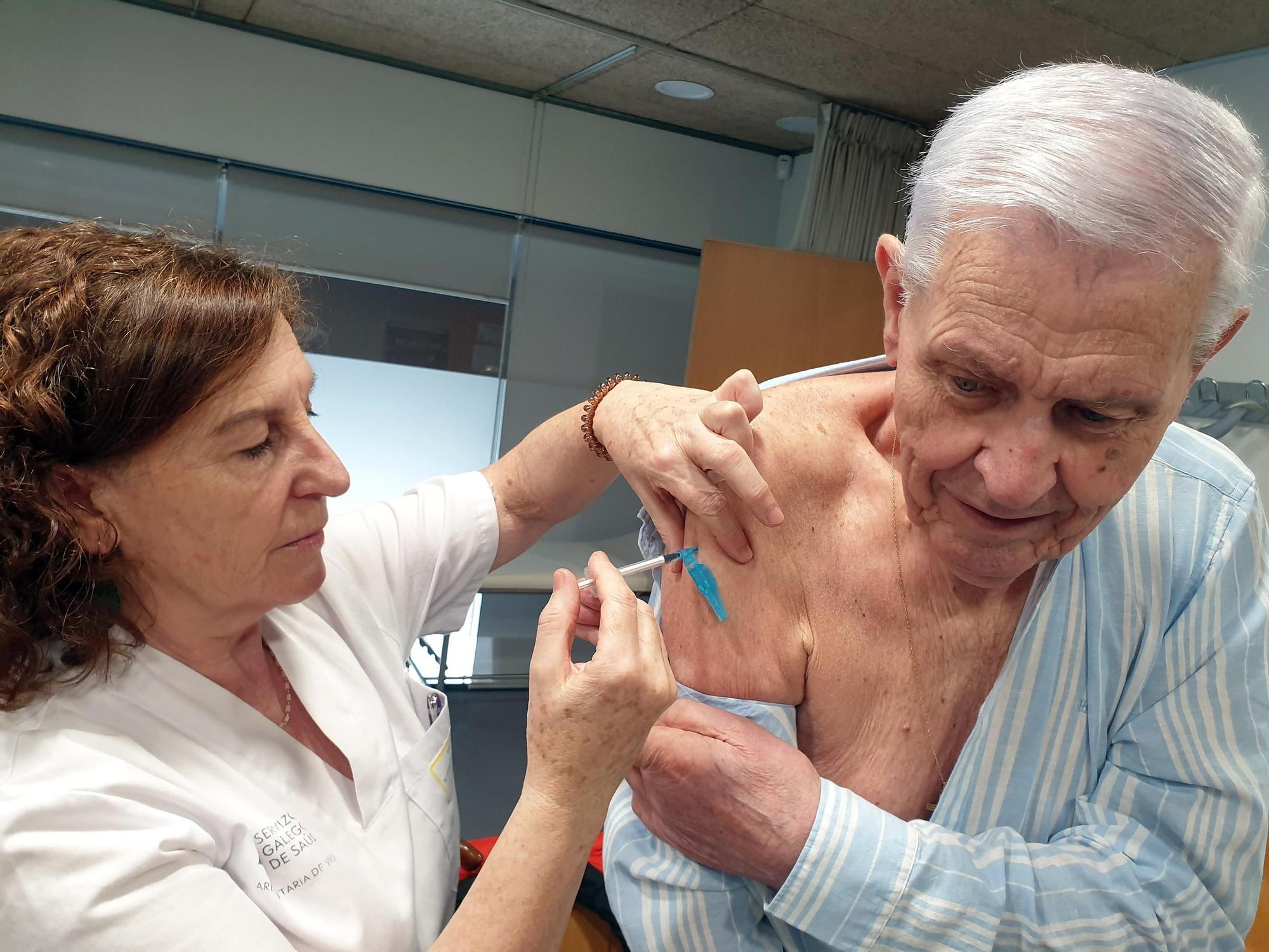 Una persona mayor vacunándose de la gripe