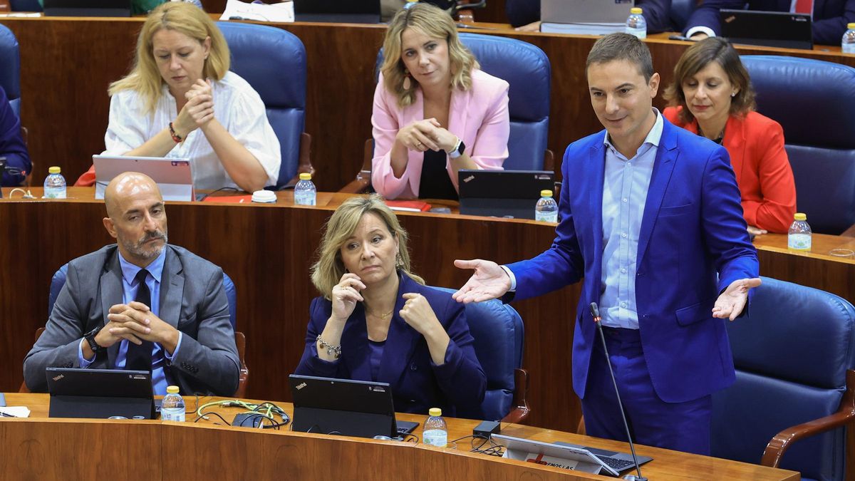 Juan Lobato junto a su grupo parlamentario en la Asamblea de Madrid