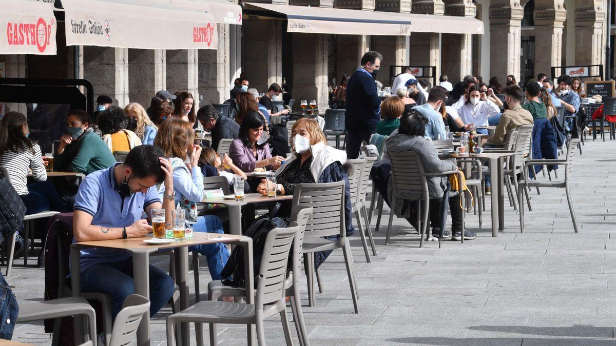 Clientes en terrazas de la Marina.