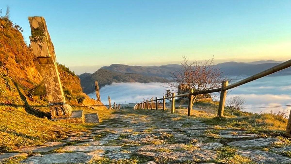 Amanecer en el viacrucis de A Guarda, por donde pasará este mediodía el pelotón de O Gran Camiño,