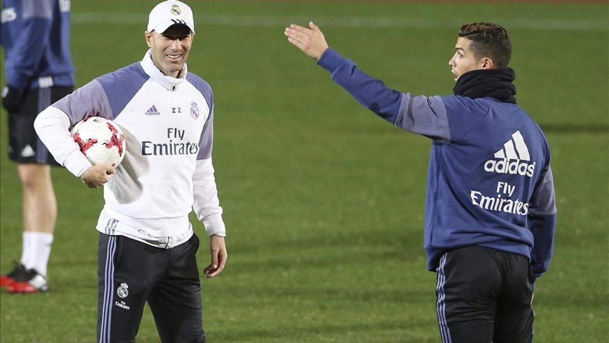 Zidane Cristiano hablan durante el entrenmiento de hoy del Madrid en el Yokohama Stadium