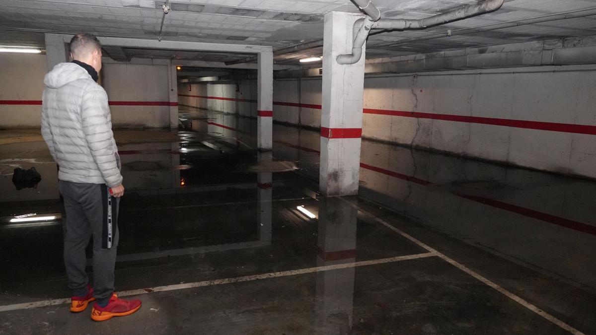 La lluvia anega el garaje de varios bloques de pisos en Manuel Rojas Torres