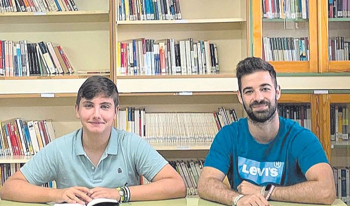 Antonio Manuel Cerro, con su profesor Luis Raya, del IES de Hinojosa del Duque.