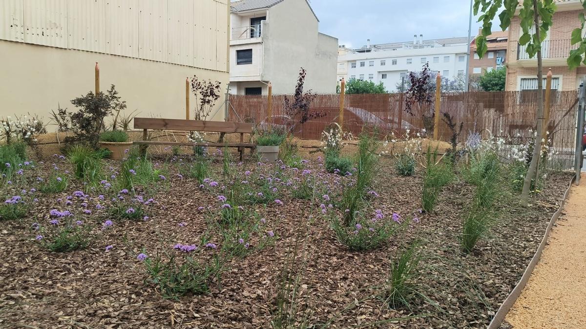 Una perspectiva del nuevo jardín accesible de la residencia financiado por Cruz Roja.