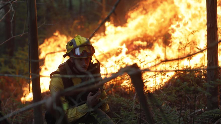 Un bombero del SEPA durante las labores de extinción de un incendio en Valdés.