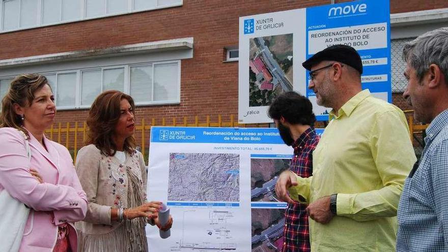 La delegada de la Xunta en Ourense (segunda por la izquierda), durante su visita a las obras. // FdV