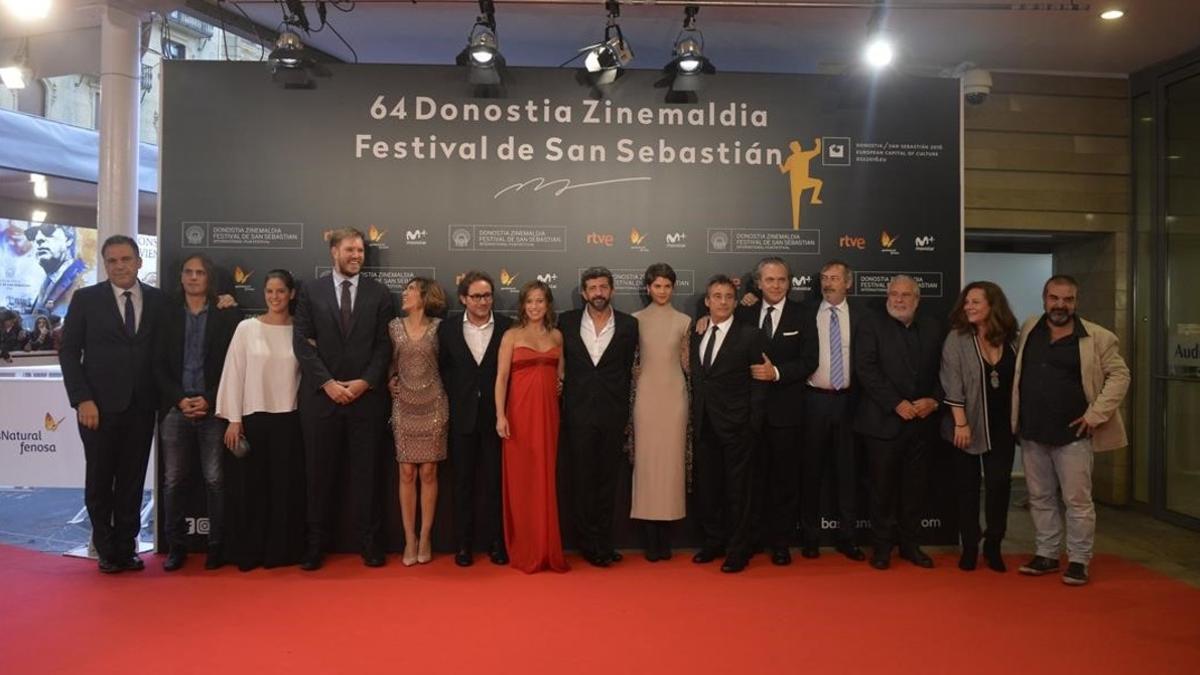 El equipo de 'El hombre de las mil caras' posa en la alfombra roja del festival de San Sebastián.
