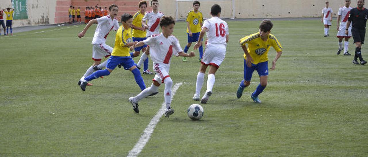 Internada del centrocampista Abián en el área del Claret en la segunda parte.