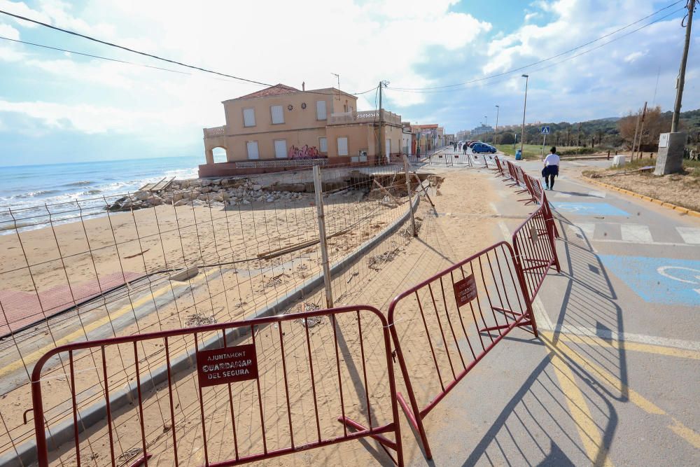 La desaparición de alguna de las casas tradicionales de la playa Babilonia ha provocado que la arena ocupe el hueco de las parcalas.