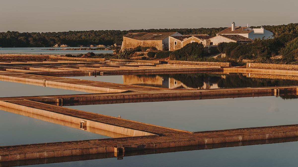 La producción de sal forma parte del paisaje y de la tradición gastronómica de Menorca desde hace siglos.