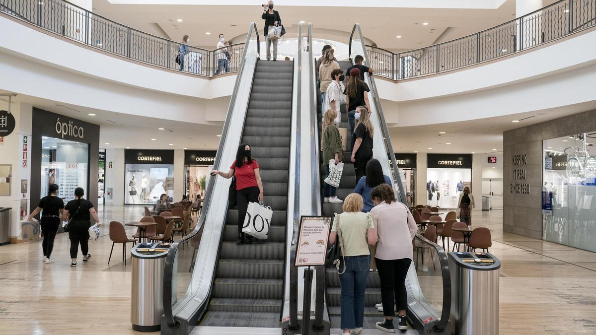 Varias personas en un centro comercial, en una imagen de archivo.