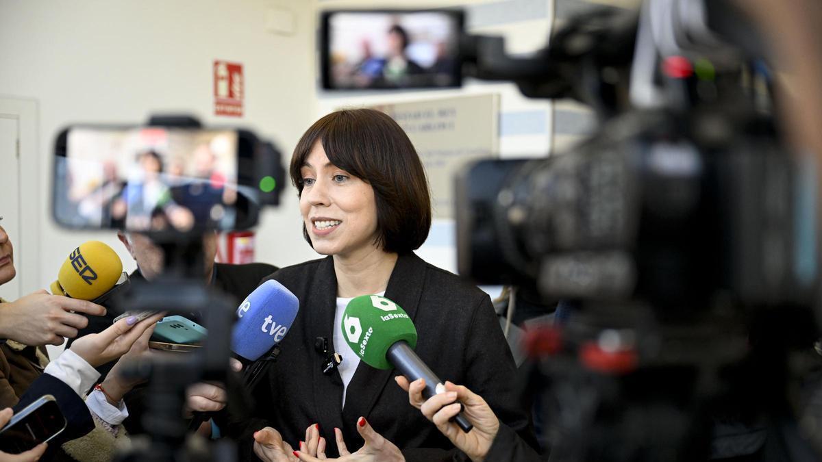 La secretaria general del PSPV-PSOE, Diana Morant atiende a los medios este viernes en Castellón
