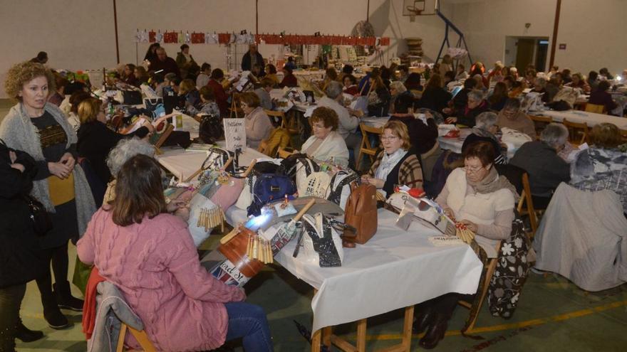 Medio millar de palilleiras se citan para hacer encaje de bolillos en el pabellón de Meaño