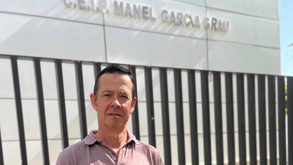 El concejal socialista José Segura junto al CEIP Manel García Grau,
