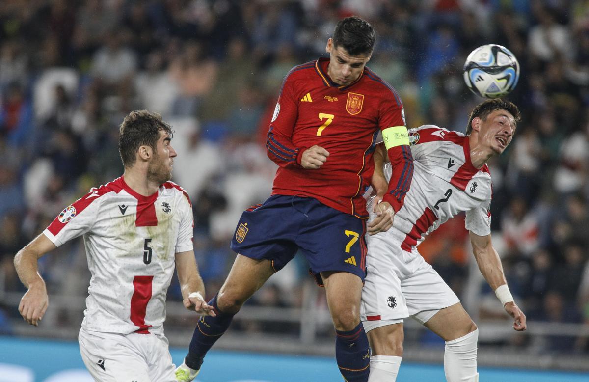 Tbilisi (Georgia), 08/09/2023.- Solomon Kverkvelia (L) and Giorgi Gocholeishvili (R) of Georgia in action against Alvaro Morata (C) of Spain during the UEFA Euro 2024 qualifying Group A soccer match between Georgia and Spain, in Tbilisi, Georgia, 08 September 2023. (España) EFE/EPA/DAVID MDZINARISHVILI