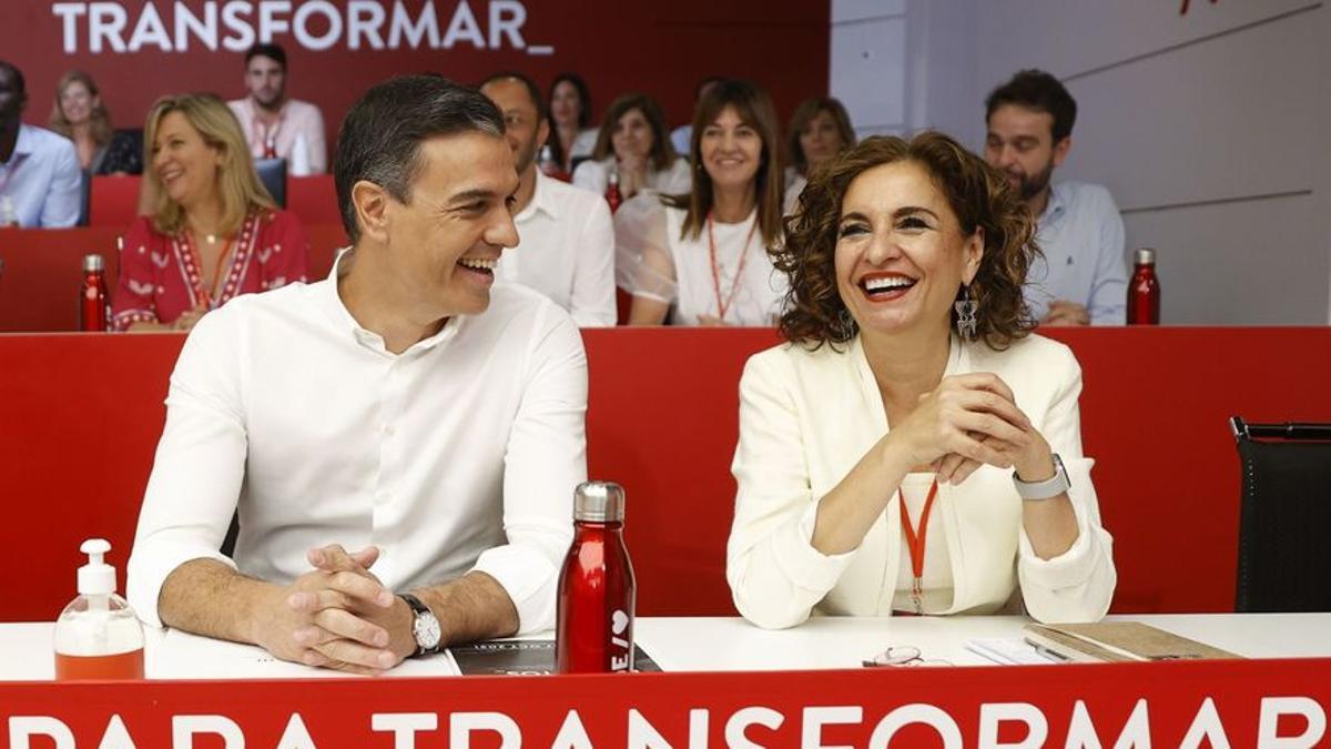 Pedro Sánchez y María Jesús Montero.