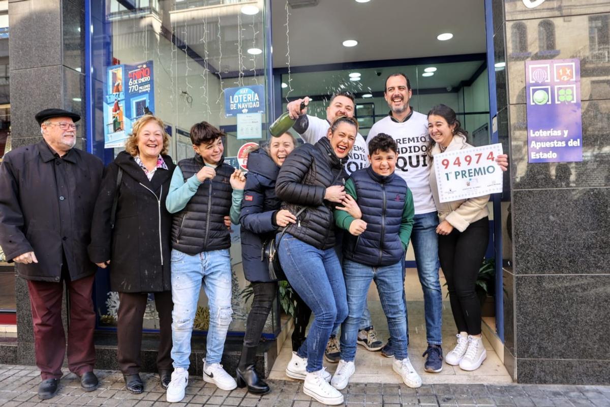 Los loteros y varios de sus familiares celebrando la fortuna que han repartido en Alcoy.