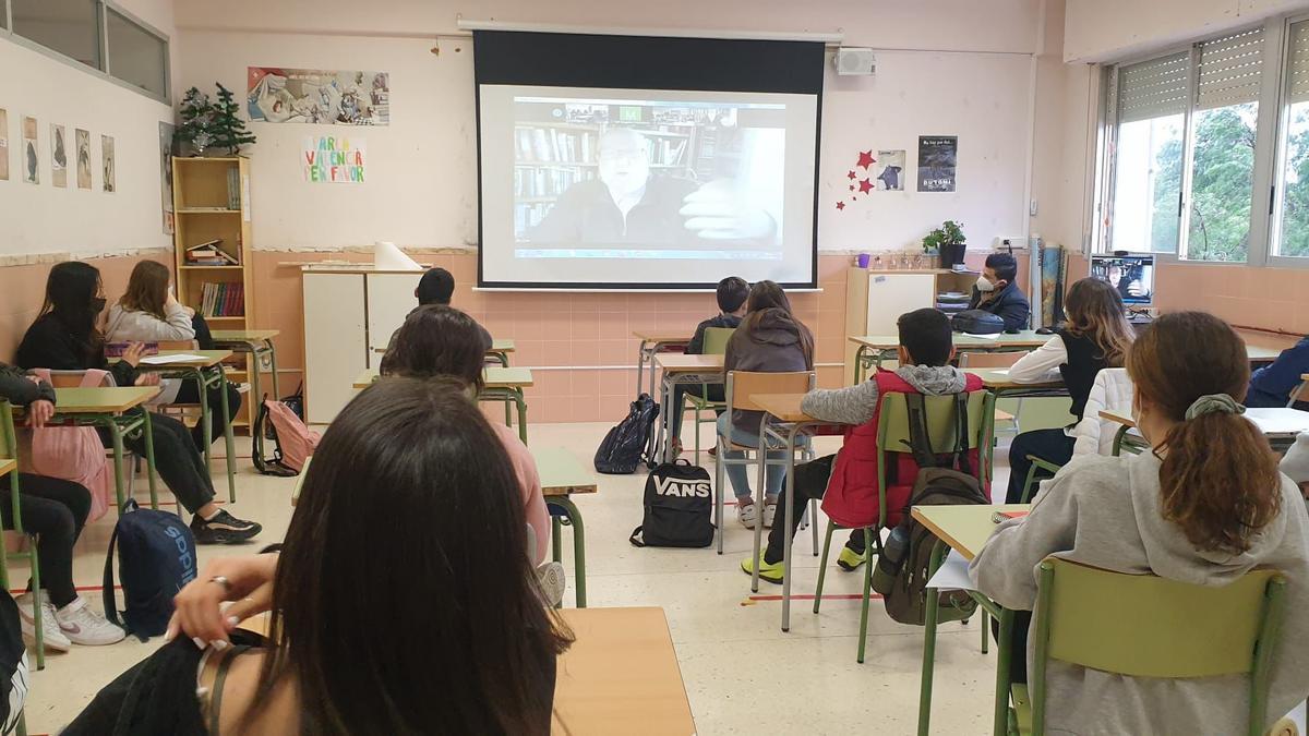 César Mallorquí conversa por videoconferencia co los alumnos del instituto Antoni Llidó de Xàbia