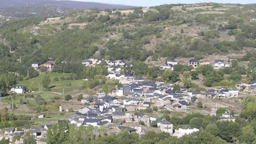 Vista general del pueblo de Xares, de donde huyó Ortega.