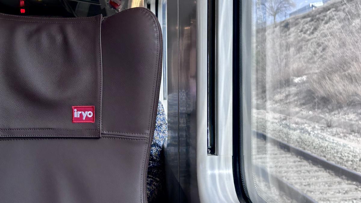 El asiento de piel de Iryo, en un tren de alta velocidad camino de Barcelona desde Madrid