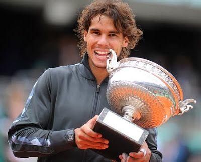 El tenista mallorquín Rafa Nadal ha conquistado este domingo su decimotercer título de Roland Garros al destrozar en la final a Novak Djokovic, sumando 20 Grand Slams en su carrera.