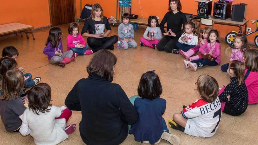 Lombardero, al fondo, dirige una sesión a alumnos y dos profesoras.