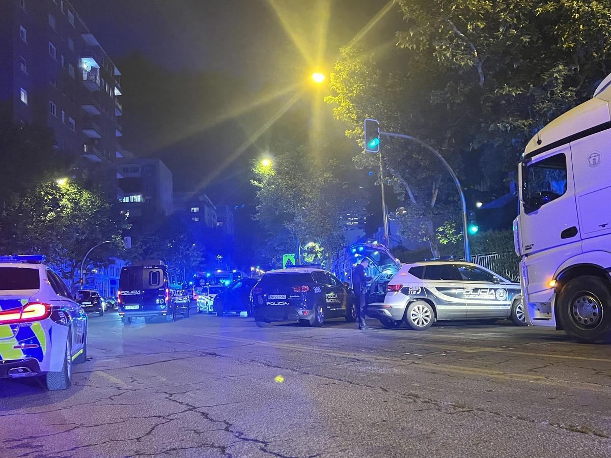 Coches policiales junto al lugar en el que se ha producido la reyerta.