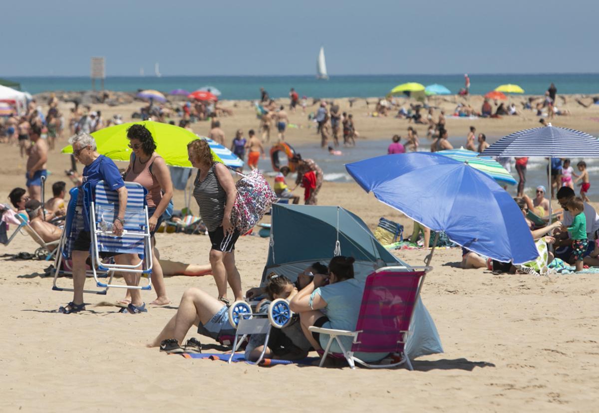El puente y las altas temperaturas hacen que parezca agosto en la playa del Port de Sagunt