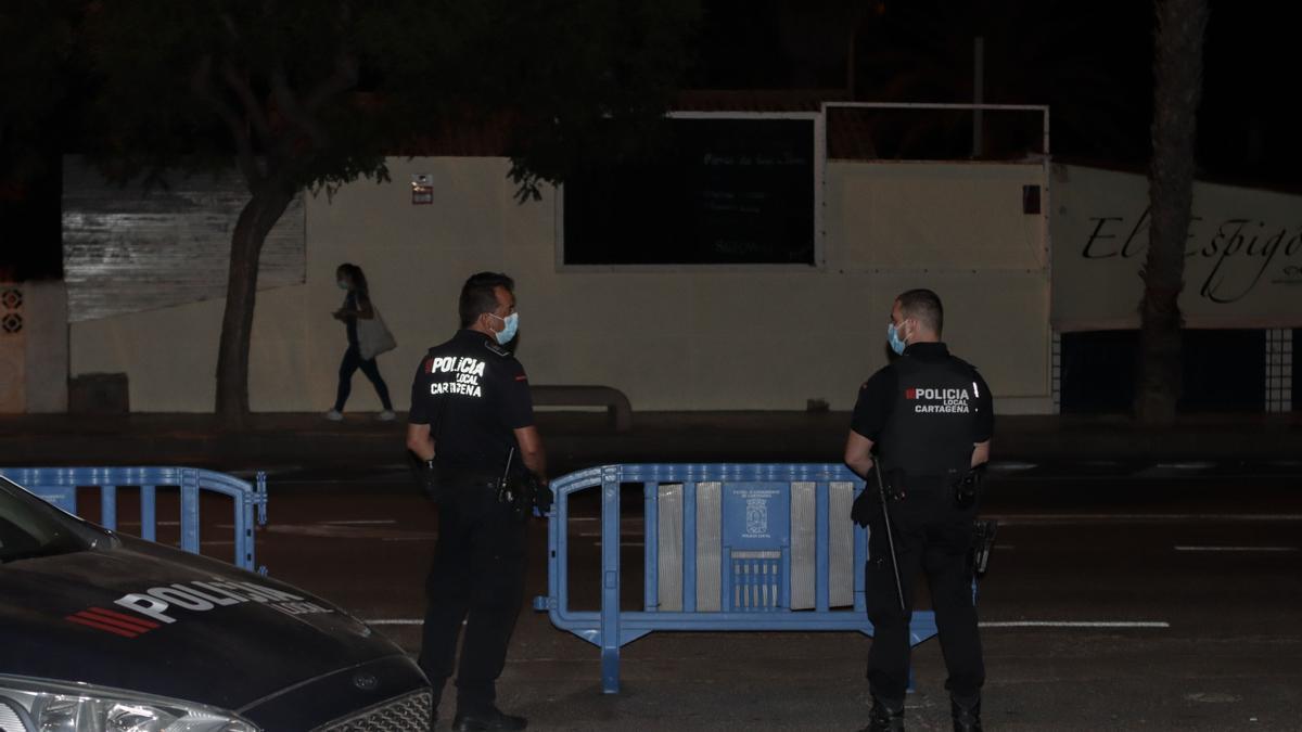 Policías locales vigilan la zona