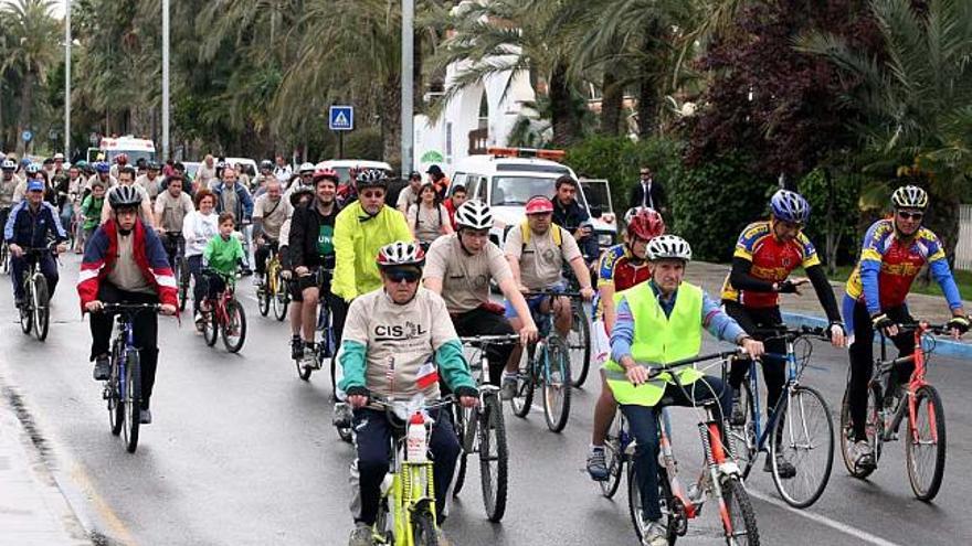 La marcha ciclista familiar de Apaex recorrió las calles de la ciudad.