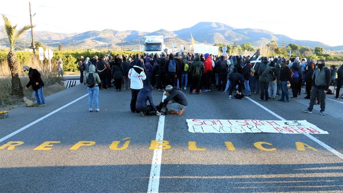 Los CDR cortan el tráfico en la N-340, en Alcanar, el pasado 27 de marzo, en protesta por la detención de Puigdemont.