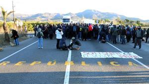 Los CDR cortan el tráfico en la N-340, en Alcanar, el pasado 27 de marzo, en protesta por la detención de Puigdemont.