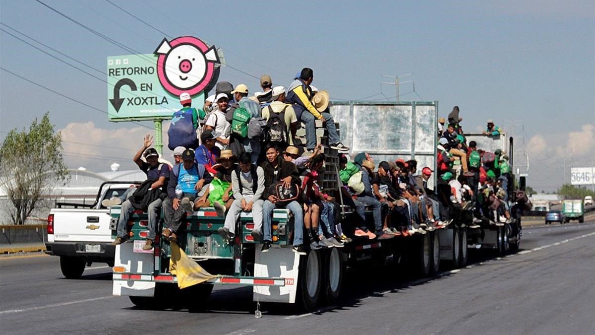 Miembros de la caravana, sobre un camión en Puebla.