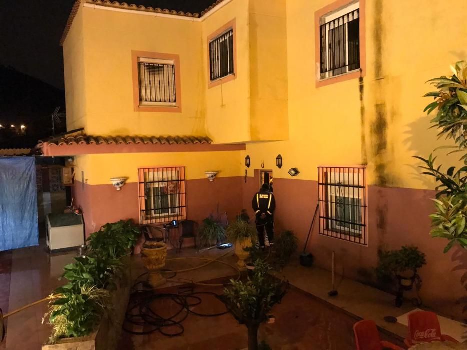 El fuego declarado en una vivienda de dos plantas en la Carretera de la Fresneda se saldó con una persona fallecida y otra herida por inhalación de humo