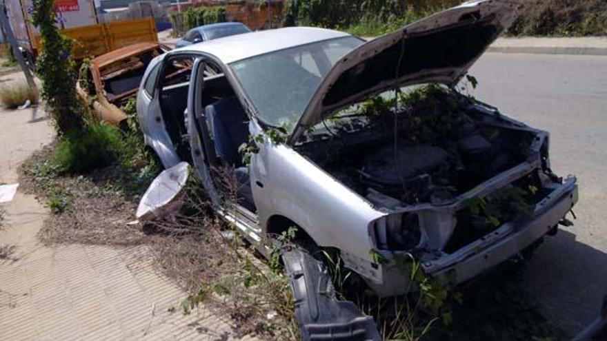 Más de 30 coches desguazados toman el polígono de Dénia