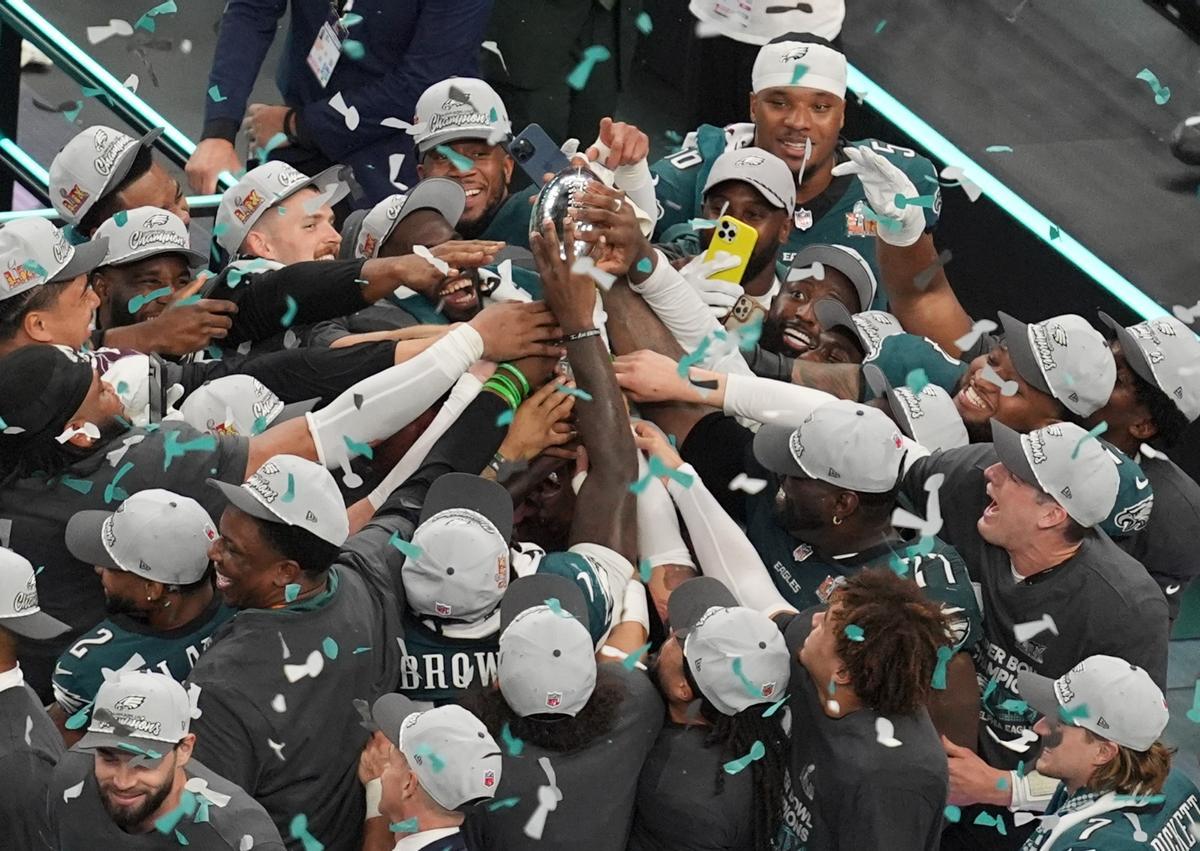 Los Philadelphia Eagles players con el trofeo Vince Lombardi Trophy en la Superbowl de 2025 en New Orleans