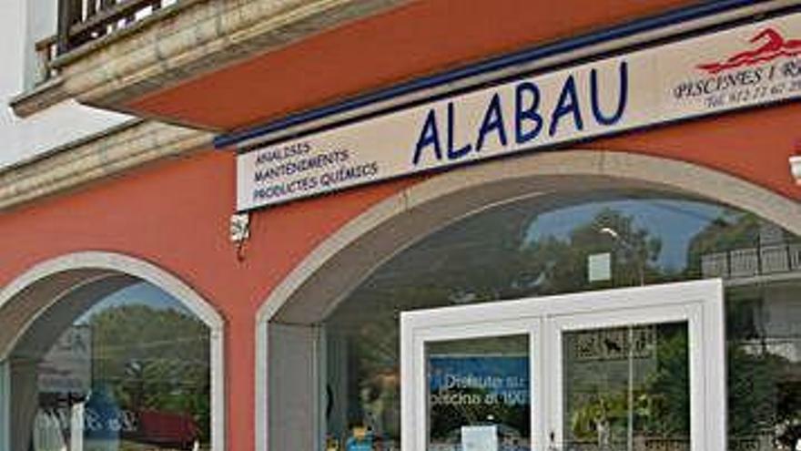La botiga de Piscines Alabau es troba a l&#039;avinguda Riells de l&#039;Escala.