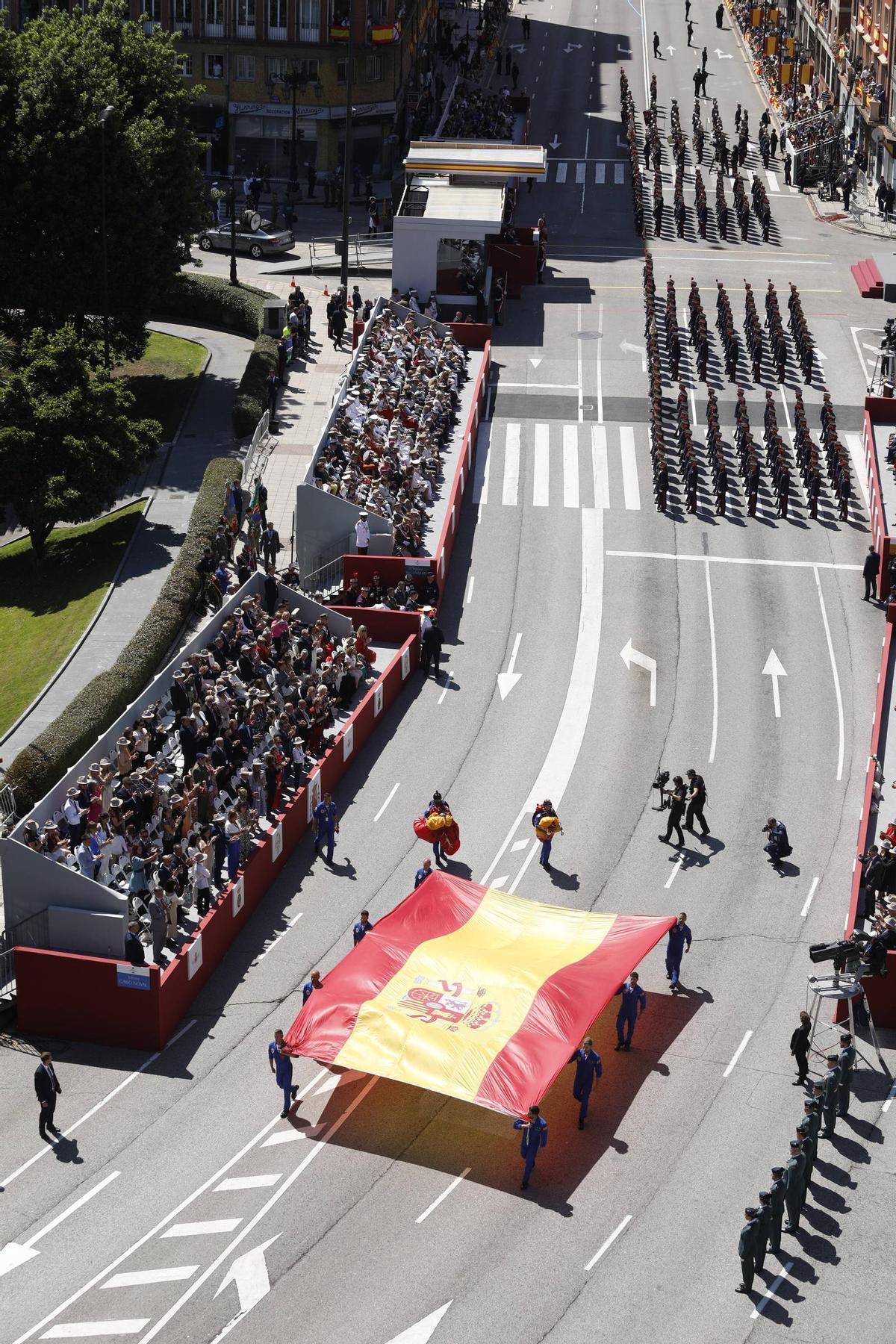 EN IMÁGENES: Así fue el multitudinario desfile en Oviedo por el Día de las Fuerzas Armadas