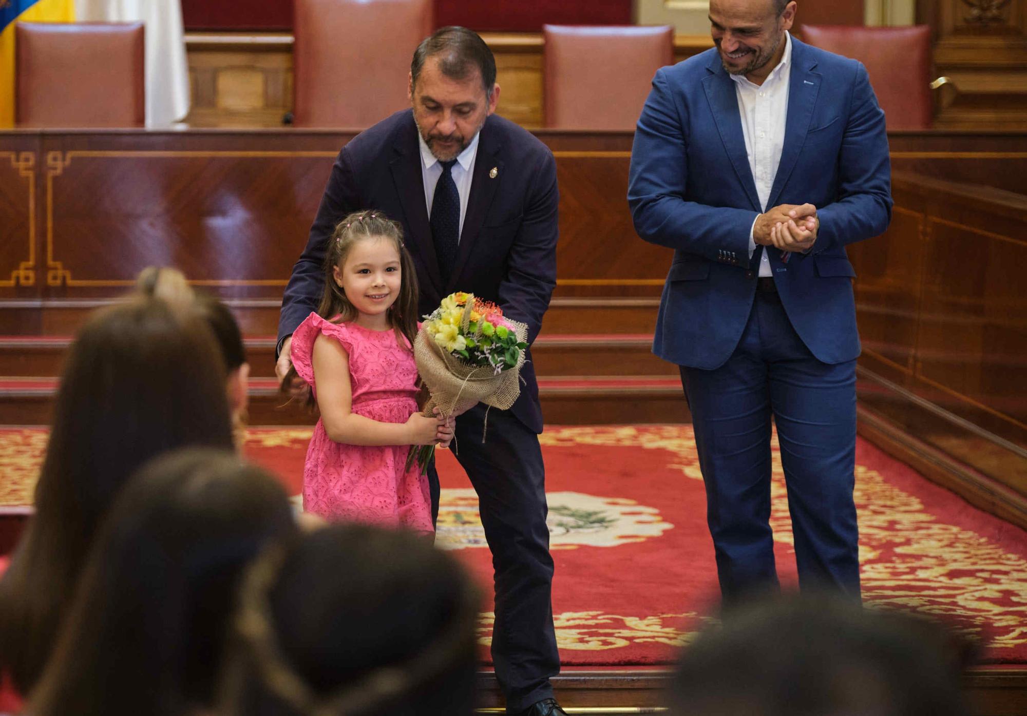 El alcalde recibe a las candidatas y candidatas a reina y romeros de las Fiestas de Mayo