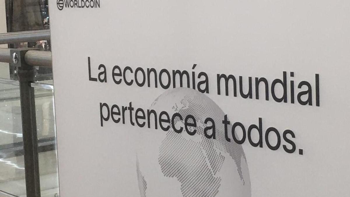 El cartel de Worldcoin en Alicante