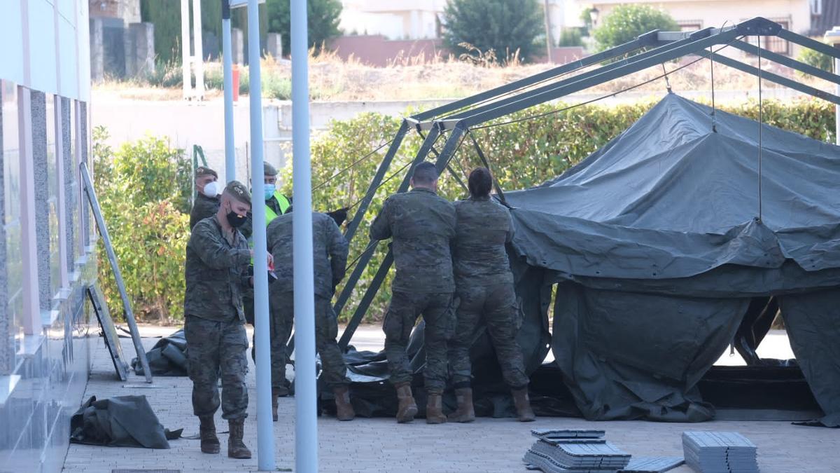 Los militares han montado una carpa en el interior del recinto en diez minutos.