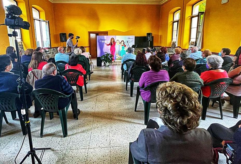 Los asistentes al acto, que llenaron la sala. |B. G.