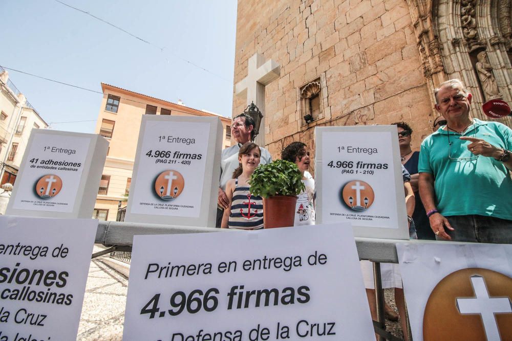 Firmas en defensa de la cruz en Callosa de Segura